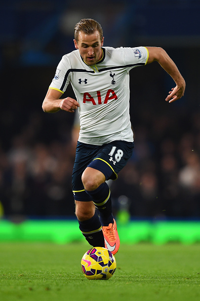 LONDON, ENGLAND - DECEMBER 03:  Harry Kane of Spurs runs with the ball during the Barclays Premier League match between Chelsea and Tottenham Hotspur at Stamford Bridge on December 3, 2014 in London, England.  (Photo by Paul Gilham/Getty Images)