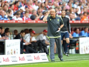 El técnico de Real Madrid, Rafa Benítez, gesticula durante un amistoso contra Bayern Munich el martes, 4 de agosto de 2015, en Munich, Alemania. (AP Photo / Kerstin Joensson)