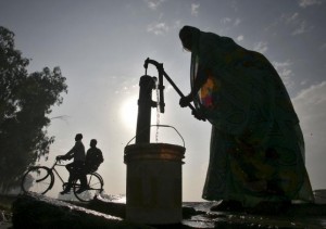 A women uses a hand-pump to fill drinking water on the outskirts of Amritsar in Punjab, India, November 15, 2015. REUTERS/Munish Sharma