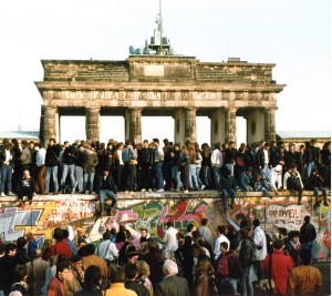 ** ARCHIV ** Am Tag nach der Oeffnung am 9. Nov. 1989 steigen Menschen am 10. Nov. 1989 auf die Berliner Mauer vor dem Brandenburger Tor in Berlin. 2009 wir ein Jahr der historischen Rueckblicke - unter anderem jaehrt sich der Fall der Berliner Mauer zum 20. Mal.  (AP Photo) ** zu unserem KORR **  ** FILE **  People walking on the Berlin wall in front of the Brandenburg gate after opening one day before, Nov. 10, 1989. (AP Photo)