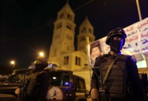 2015-04-11 01:12:52 epa04700947 Egyptian special forces police officer stands guard outside during  the Easter mass held at the Coptic Cathedral of Saint Marcos in Cairo, Egypt, 11 April 2015.  EPA/KHALED  ELFIQI