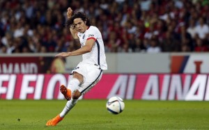 epa04876522 Edinson Cavani of Paris St Germain in action during the French league 1 season opening match Paris Saint Germain vs Lille OSC at the Pierre Mauroy Stadium in Lille, France, 07 July 2015.  EPA/ETIENNE LAURENT