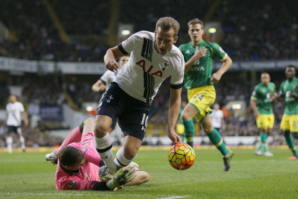 Tottenhams Harry Kane, right, is fouled by Norwichs Declan Rudd earning a penalty during the English Premier League soccer match between Tottenham Hotspur and Norwich City at White Hart Lane in London, Saturday Dec. 26, 2015. (AP Photo/Tim Ireland)