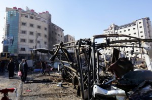 Syrians stand in front of the wreckage of vehicles at the site of suicide bombings in the area of a revered Shiite shrine in the town of Sayyida Zeinab, on the outskirts of the capital Damascus, on January 31, 2016.
The Islamic State group claimed responsibility for the bombings that killed at least 45 people. / AFP / LOUAI BESHARA