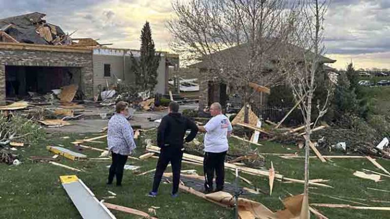 Tientallen-grote-tornado’s-en-zware-orkanen-richten-veel-schade-aan-in-VS