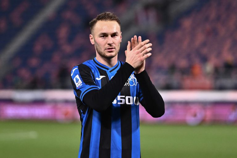 BOLOGNA, ITALY - JANUARY 09: Teun Koopmeiners of Atalanta BC celebrates following the team's victory in the Serie A match between Bologna FC and Atalanta BC at Stadio Renato Dall'Ara on January 09, 2023 in Bologna, Italy. (Photo by Alessandro Sabattini/Getty Images)