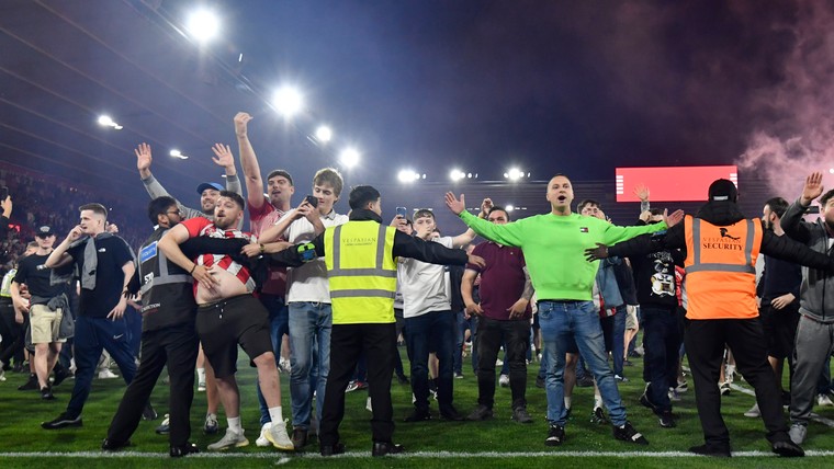 07-Southampton-fans bestormen veld