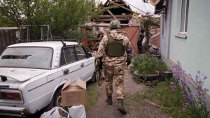 13 Police-rush-to-rescue-residents-in-Ukrainian-border-town-threatened-by-Russian-advance