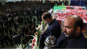 Begrafenisstoet Iraanse president Raisi in straten van Teheran