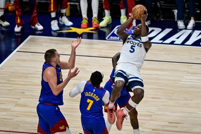 Anthony Edwards, de los Minnesota Timberwolves, se apresta a lanzar ante Nikola Jokic, de los Denver Nuggets, en el partido de este sábado en Denver, Colorado. EFE/EPA/DUSTIN BRADFORD