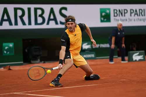 Tsitsipas-knokt-zich-langs-Altmaier-naar-derde-ronde-op-Roland-Garros