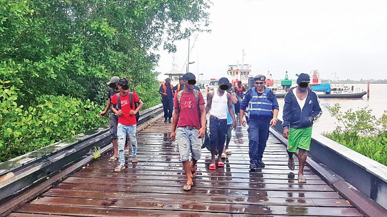 Zes illegalen op Surinamerivier