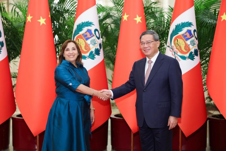 3 Chinese Premier meets with Peruvian president in Beijing