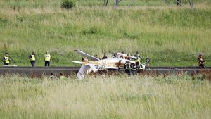7 Frans vliegtuigje stort neer op snelweg, zeker 3 doden