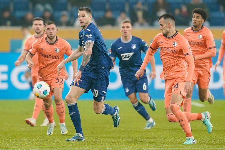 ARCHIV - Hoffenheims Wout Weghorst (l) und Bochums Erhan Masovic kämpfen um den Ball. Nun kommt es erneut zum Duell. Foto: Uwe Anspach/dpa - WICHTIGER HINWEIS: Gemäß den Vorgaben der DFL Deutsche Fußball Liga bzw. des DFB Deutscher Fußball-Bund ist es untersagt, in dem Stadion und/oder vom Spiel angefertigte Fotoaufnahmen in Form von Sequenzbildern und/oder videoähnlichen Fotostrecken zu verwerten bzw. verwerten zu lassen.