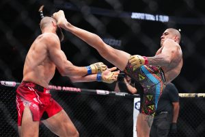 Pereira prolongeert titel met brute knock-out
