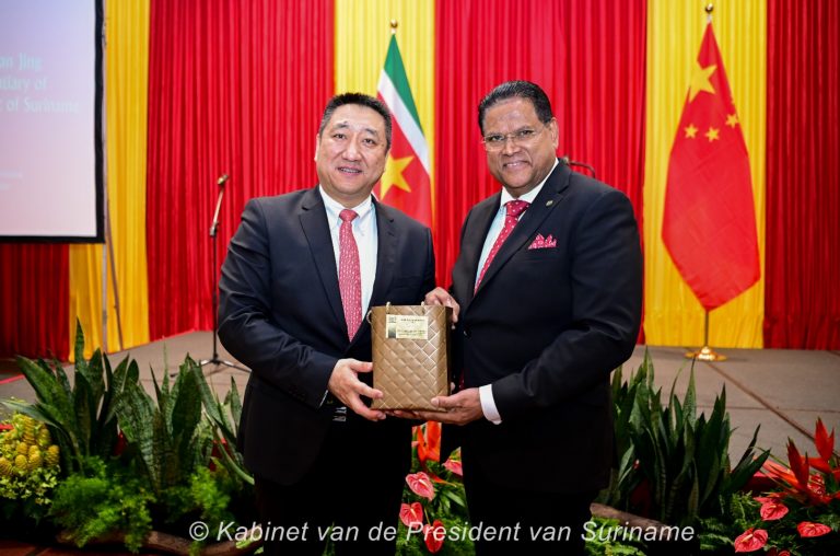 1 (21.00 uur) Ambassadeur Han Jing prijst nauwe samenwerking tussen China en Suriname