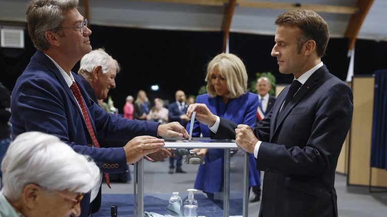 1 Macron urges new mainstream coalition