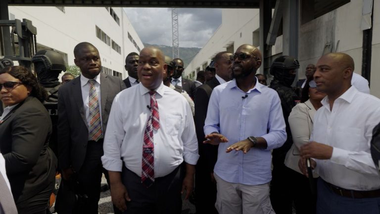 1 Security forces protecting Haitian leader provide