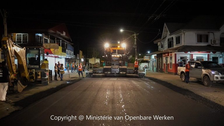 2 (00.30 uur) Finalisering Asfaltering toplaag Kwattaweg van start