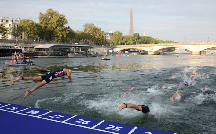 2 (12.00 uur) Triathlon-Swimming training session cancelled as rain lifts Seine pollution levels