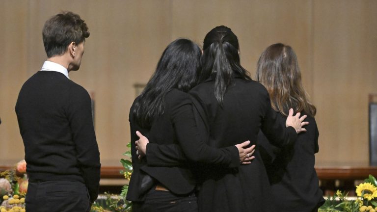 2 (19.00 uur) MH17 passengers’ relatives mark 10 years since plane was shot down