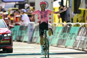 (22.00uur ) Richard Carapaz wint 17e etappe Tour de France