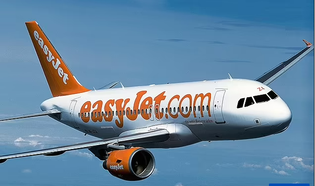 3 (18.00 uur) Easyjet co-pilot 'is rushed to hospital after fainting on a flight from London