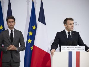 4 Macron accepteert ontslag premier Attal