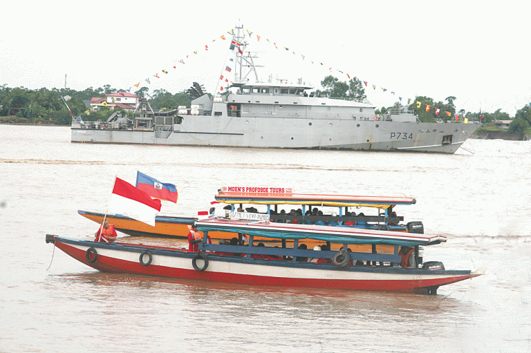 6-Botenparade-op-Surinamerivier-trekt-veel-publiek