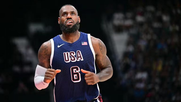 LeBron James draagt vlag van Verenigde Staten tijdens openingsceremonie