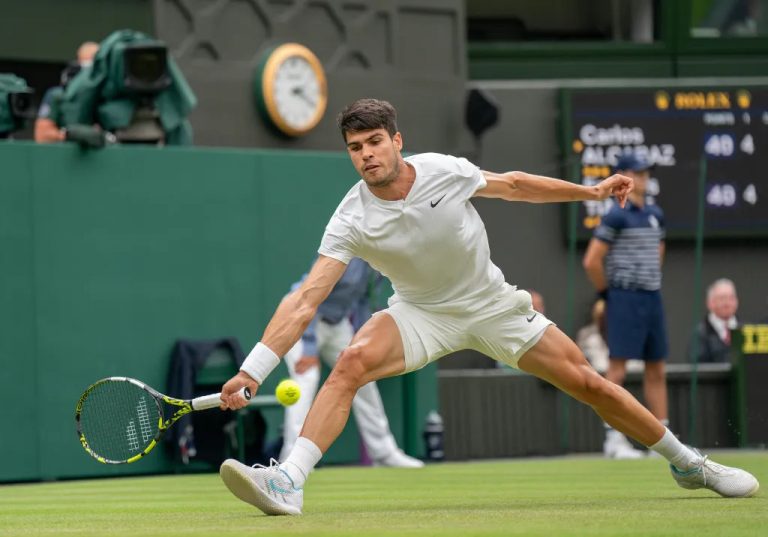 Titelverdediger Alcaraz knokt zich in vijfsetter naar vierde ronde op Wimbledon