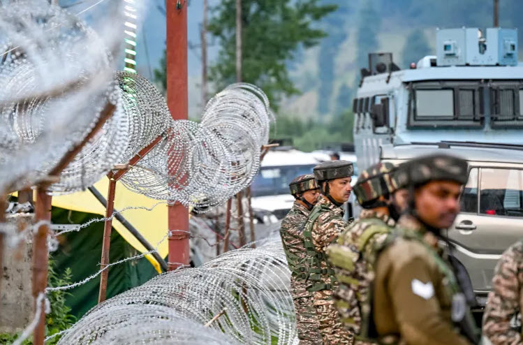 Two Indian soldiers, six rebels killed in Kashmir gun battles