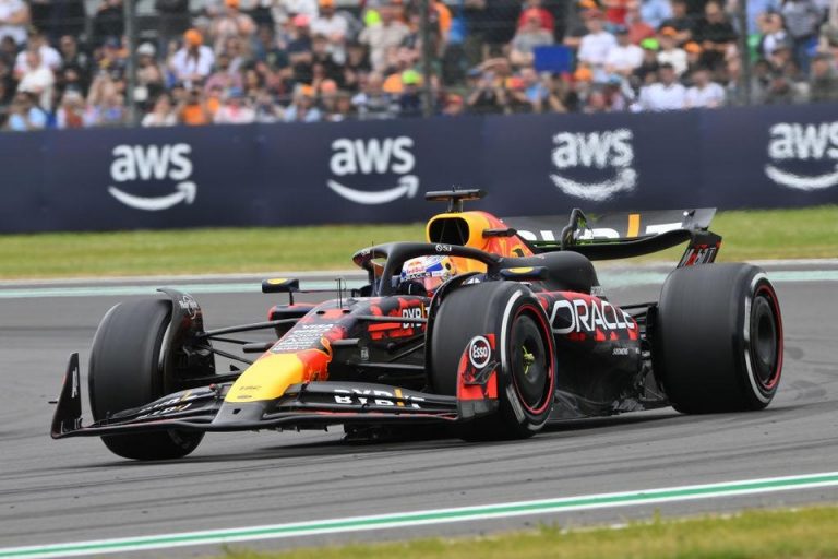 Verstappen vijfde in laatste training op nat Silverstone