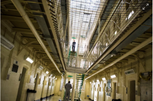 1(11.00 uur)Fresh UK prisons crisis as riots lead to fears of overcrowding