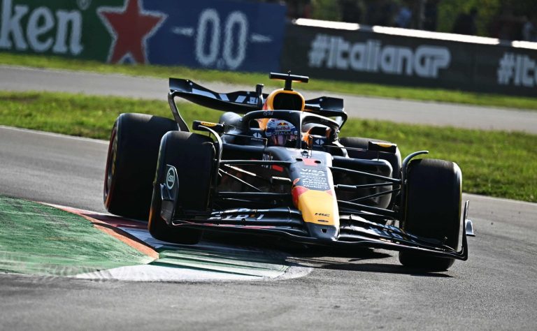 19.00 Slordige Max Verstappen niet in de buurt van snelste tijd Lewis Hamilton