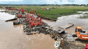 (240814) -- CHIFENG, Aug. 14, 2024 (Xinhua) -- An aerial drone photo taken on Aug. 14, 2024 shows rescuers placing sandbags at the site of a dike breach in Taipingdi Town of Chifeng City, north China's Inner Mongolia Autonomous Region.
  The dike breach at a river in Inner Mongolia was sealed at 2:13 p.m. Wednesday, causing no casualties, according to the local drought relief and flood control headquarters.
   The dike breach, which measured over 10 meters in width, occurred at about 12:40 p.m. Tuesday at the Laoha River in Taipingdi Town of Chifeng City, forcing over 800 residents to evacuate and affecting some 600 hectares of farmland.
   Over 800 rescue personnel from armed police, firefighting, public security, emergency management and other departments were mobilized to seal the breach. (Xinhua/Bei He)