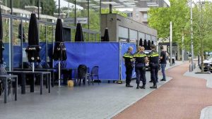 2 Lichaam gevonden op straat voor restaurant in Amsterdam