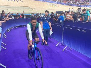 (23.00 uur) Tjon En Fa wil op het podium staan