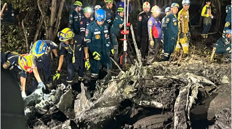 3 (15.00 uur) Plane carrying 9 people crashes in forest near Thailand’s capital