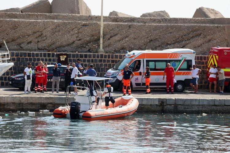 4 (17.00 uur) Six people missing and one dead after tornado sinks luxury yacht off Sicily