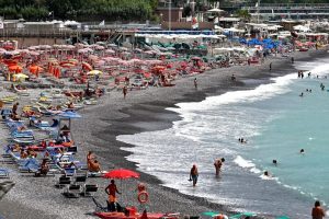 4 (23.00 uur) Gewonden door blikseminslag op drukbezocht strand in Italië