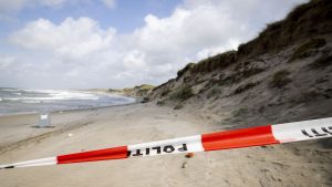 6 (02.00uur)Twee Duitse kinderen bedolven onder zand