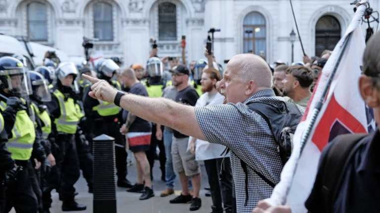 6 (04.00 uur) Premier Starmer roept politie op om op te treden tegen geweld ’plunderende bendes’