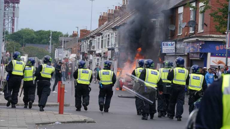 7 (2.00 uur) Britse politie meldt 378 arrestaties in verband met rellen