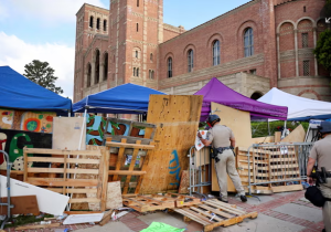 8 (02.00 uur) University of California bans encampments and face masks