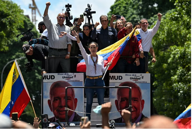 8 (04.00 uur) Venezuela opposition leaders urge army and police to abandon Nicolás Maduro