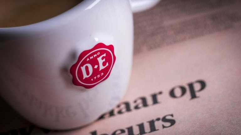 Koffiebaas Luc Vandevelde (73) stopt onverwacht bij Douwe Egberts-maker JDE Peet’s