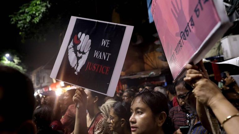 Tienduizenden vrouwen in India de straat op