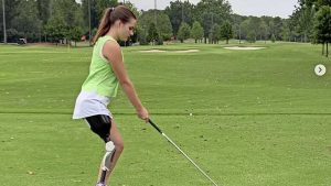 2 (16.00 uur) 15-jarig meisje stapt met geamputeerde hand en been de golfbaan op na heftige haaienaanval